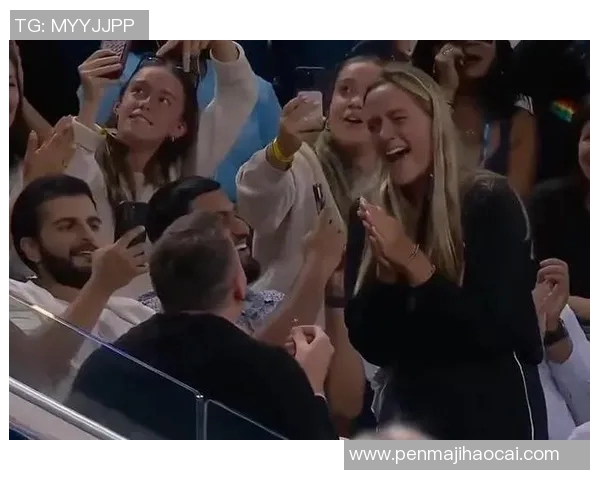 球迷比赛日现场深情求婚引发满场掌声见证浪漫时刻